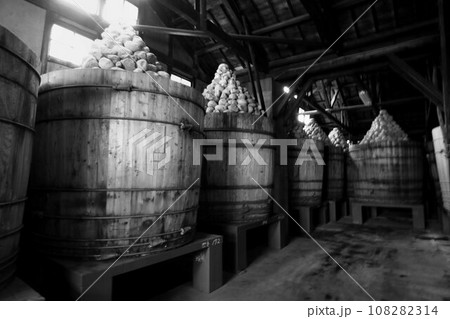 『二夏二冬』天然熟成が美味の秘密… 徳川家康公の生誕地の赤味噌【八丁味噌】熟成中の仕込み桶 108282314