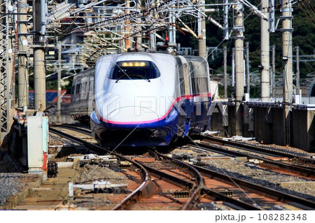 東北新幹線のボトルネック… 福島駅の平面交差を通過するE2系新幹線 108282348
