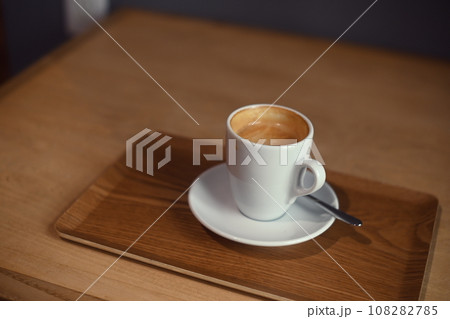 カフェのテーブルに置かれたコーヒー カフェのテーブルに置かれたコーヒー 108282785