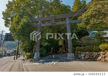 宮﨑 高千穂神社 参道の大鳥居 108283213