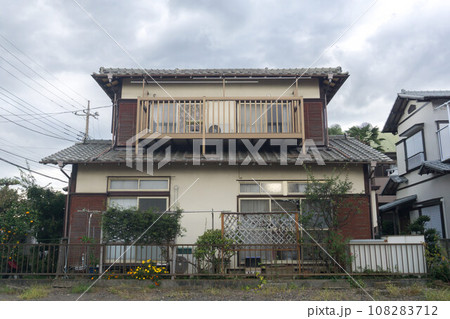 越屋根　戸建て住宅 108283712