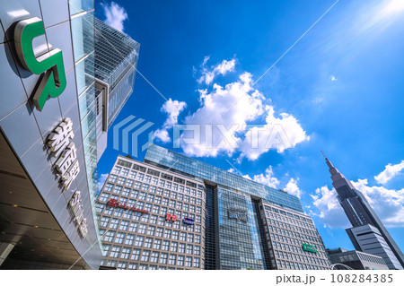 日本の東京都市景観 新宿駅や新宿高島屋（渋谷区千駄ケ谷）、NTTドコモ代々木ビルなどを望む 108284385