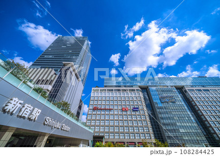 日本の東京都市景観 新宿駅や新宿高島屋(渋谷区千駄ケ谷)などを望む 日本の東京都市景観 新宿駅や新宿高島屋(渋谷区千駄ケ谷)などを望む 108284425