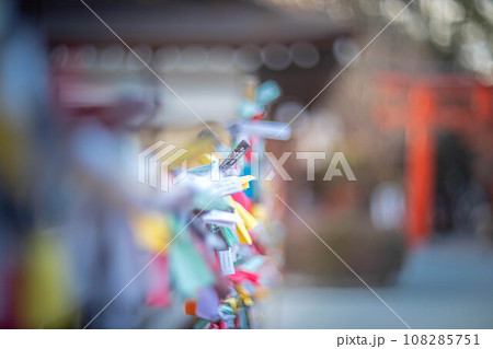 下鴨神社の秋、境内のカラフルなおみくじ掛け 下鴨神社の秋、境内のカラフルなおみくじ掛け 108285751