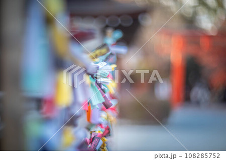 下鴨神社の秋、境内のカラフルなおみくじ掛け 108285752