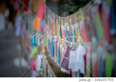 下鴨神社の秋、境内の摂社・相生社のカラフルなおみくじ掛け 108285759
