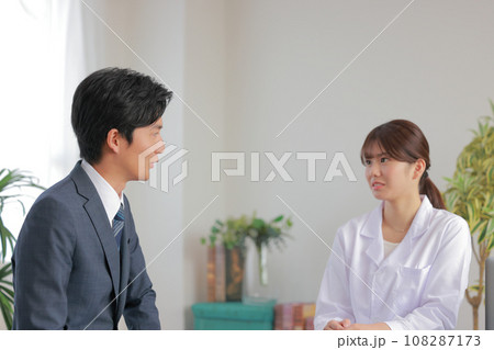 メンタルヘルスアドバイザーに悩みを相談するビジネスマン1 108287173