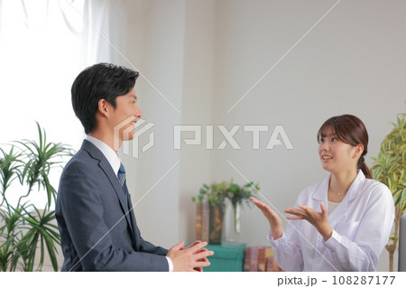 問題解決したビジネスマンの話しに驚くメンタルヘルスアドバイザー1 108287177