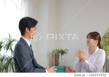 問題解決したビジネスマンの話しに喜ぶメンタルヘルスアドバイザー1 108287650