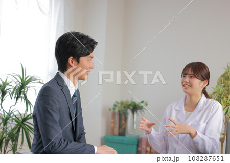 問題解決したビジネスマンにフォローのアドバイスをするメンタルヘルスアドバイザー1 108287651