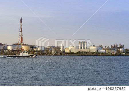 川崎市・京浜運河沿いの工場群 / Kawasaki, Japan 108287982