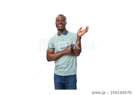 young short-haired american man dressed in a summer t-shirt points his hands to the sides to report 108288076