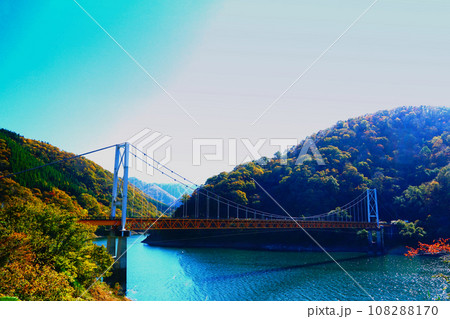 九頭竜湖の秋と紅葉　箱ヶ瀬橋 108288170