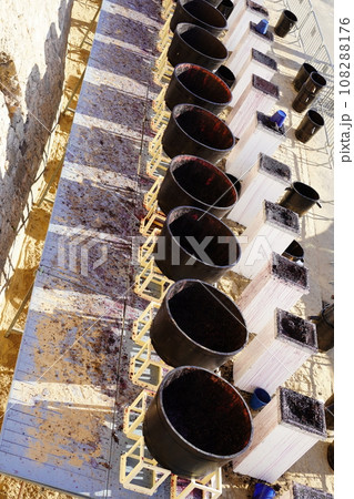 スペインのワイン収穫祭のワイン発酵槽 108288176