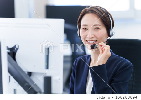 コールセンターで働く女性のポートレート コールセンターで働く女性のポートレート 108288894