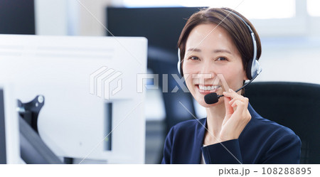 コールセンターで働く女性のポートレート コールセンターで働く女性のポートレート 108288895