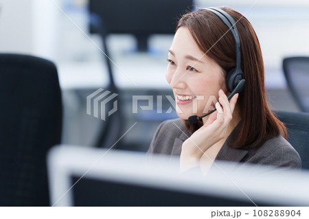 コールセンターで働く女性 108288904