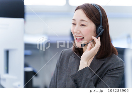 コールセンターで働く女性 コールセンターで働く女性 108288906