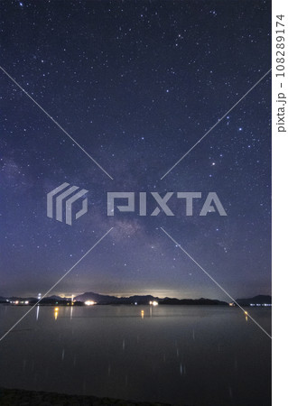 瀬戸内の冬の星景色 昇るさそり座と天の川 瀬戸内の冬の星景色 昇るさそり座と天の川 108289174