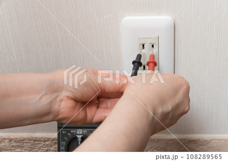 【テスターでコンセントの電圧を計る主婦】 【テスターでコンセントの電圧を計る主婦】 108289565