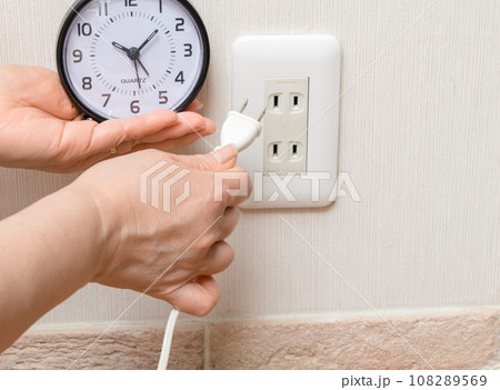 【時間と電気をイメージする主婦】 【時間と電気をイメージする主婦】 108289569