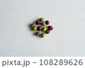 摘みたての新鮮な生オリーブ 108289626