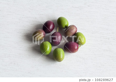 新鮮な緑と黒のオリーブ 108289627