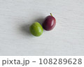 摘みたての新鮮な生オリーブ2個 108289628
