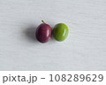 摘みたての新鮮な生オリーブ2個 108289629