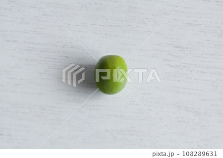 新鮮な緑のオリーブ 108289631