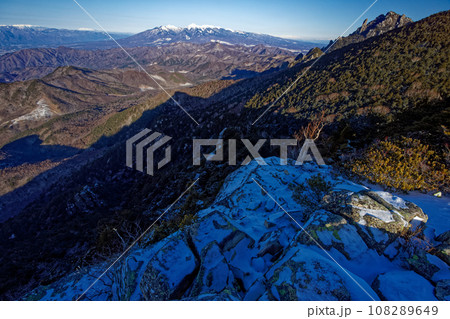 冬の奥秩父・鷹見岩から見る瑞牆山と八ヶ岳 108289649