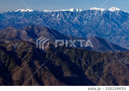 奥秩父・鷹見岩から見る冬の南アルプスの山並み 奥秩父・鷹見岩から見る冬の南アルプスの山並み 108289650