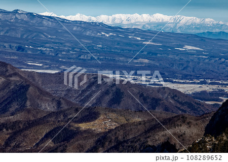 冬の奥秩父・鷹見岩から見る北アルプス 108289652