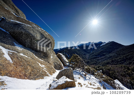 冬の奥秩父・大日岩から見る金峰山 108289739