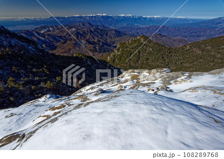冬の奥秩父・大日岩から見る南アルプス・中央アルプスの山並み 108289768