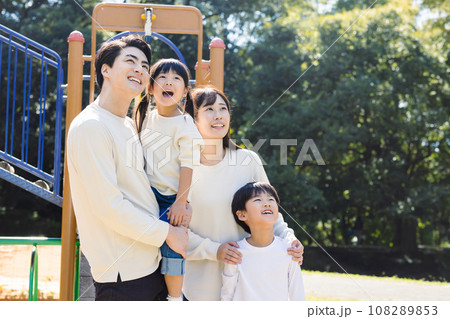 公園で遊ぶ仲良し家族 108289853
