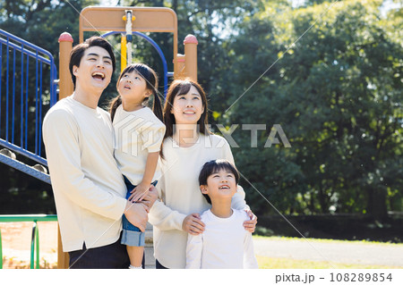 公園で遊ぶ仲良し家族 公園で遊ぶ仲良し家族 108289854