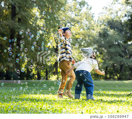シャボン玉で遊ぶ可愛い子供 シャボン玉で遊ぶ可愛い子供 108289947