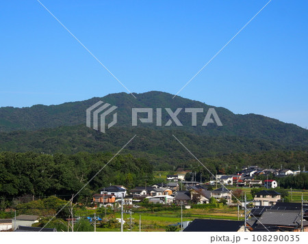 西中山町から見た猿投山の風景 108290035