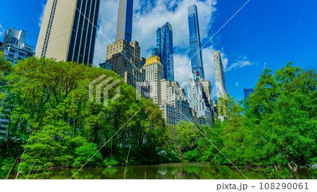 ニューヨークのセントラルパークから望むビル群 108290061