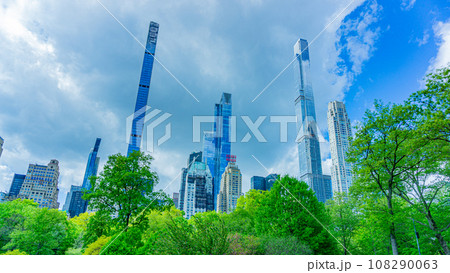ニューヨークのセントラルパークから望むビル群 108290063