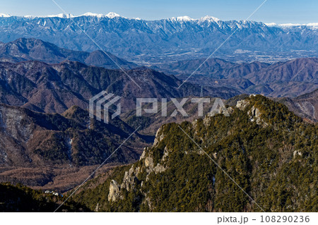 奥秩父・大日岩から見る鷹見岩と南アルプス 108290236