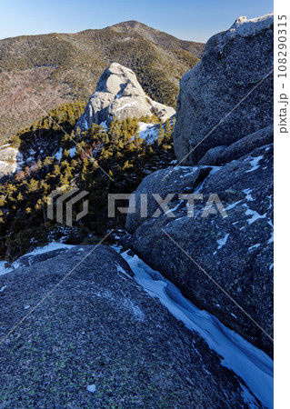 冬の奥秩父・大日岩から見る小川山 冬の奥秩父・大日岩から見る小川山 108290315