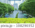 大都市の交差点を赤信号で停車する車（車両） 108290352