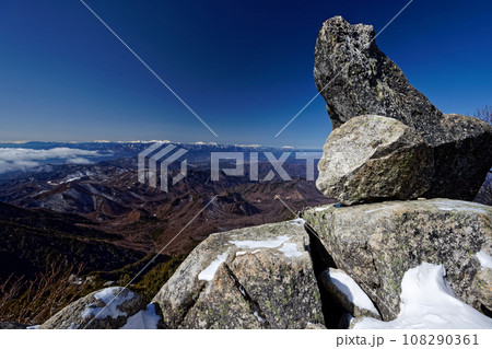 冬の金峰山稜線から見る南アルプスの山並み 108290361
