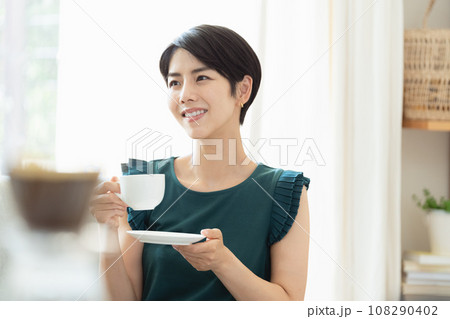 リビングでコーヒーを飲む女性 リビングでコーヒーを飲む女性 108290402