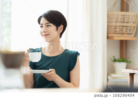 リビングでコーヒーを飲む女性 リビングでコーヒーを飲む女性 108290404
