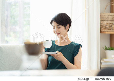 リビングでコーヒーを飲む女性 リビングでコーヒーを飲む女性 108290405