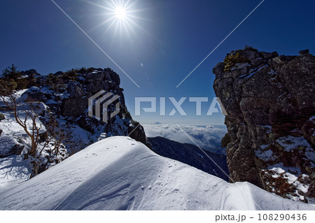 冬の金峰山稜線から見る雲上の富士山 108290436