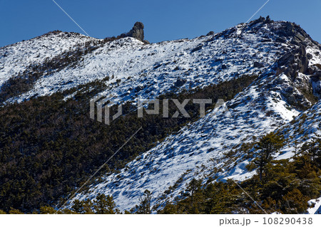 森林限界から見る冬の金峰山山頂 108290438